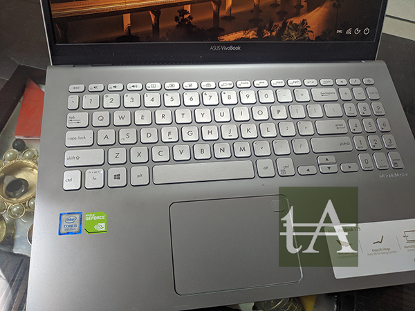 ASUS VivoBook S15 S530U Keyboard Side
